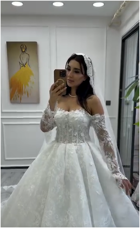 G21-056 robe de mariée princesse en dentelle ivoire avec traîne chapelle