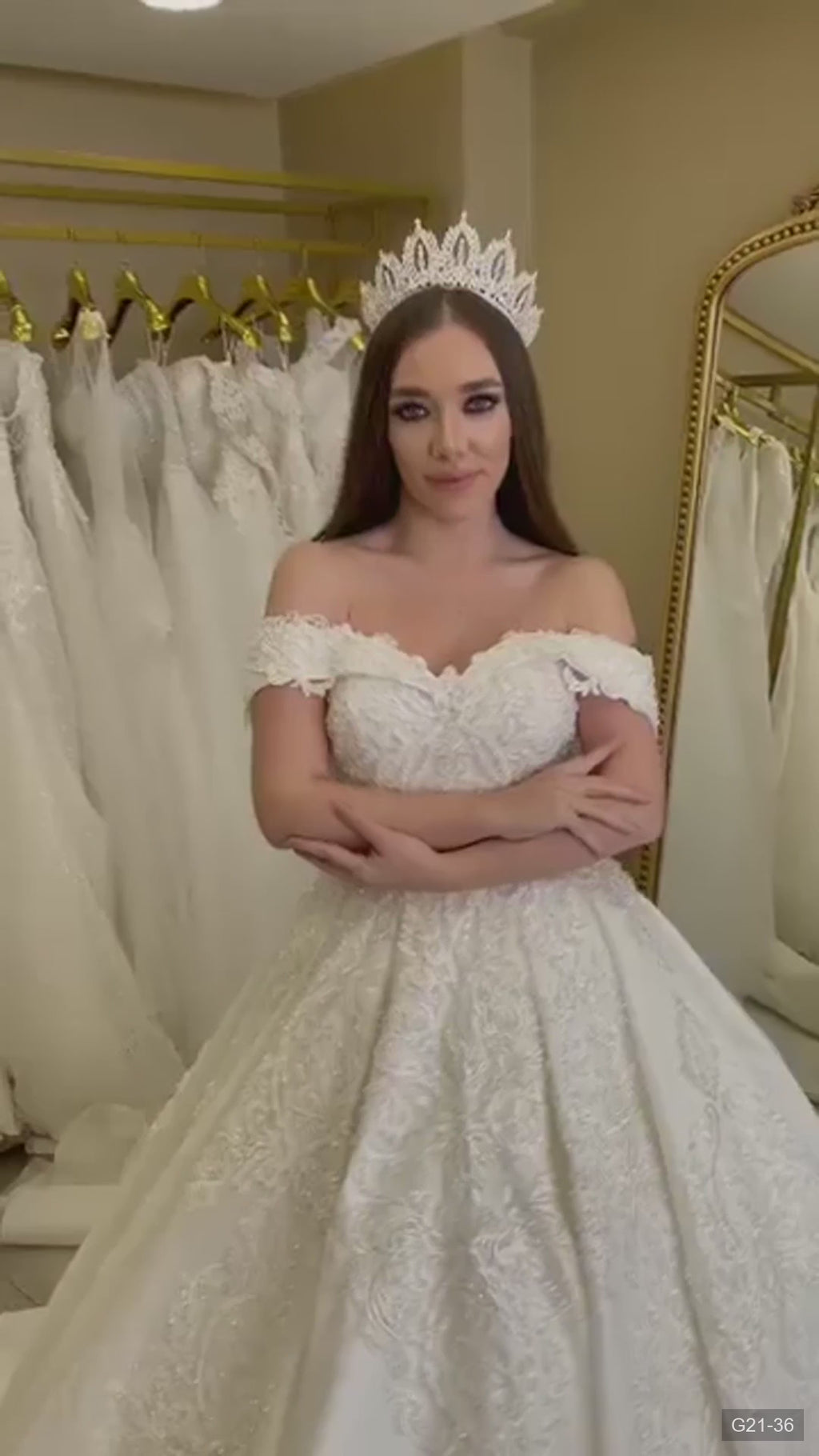 G21-036 robe de mariée princesse en dentelle ivoire avec traîne chapelle