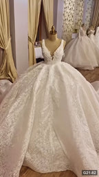 G21-082 robe de mariée princesse en dentelle ivoire avec traîne cathédrale