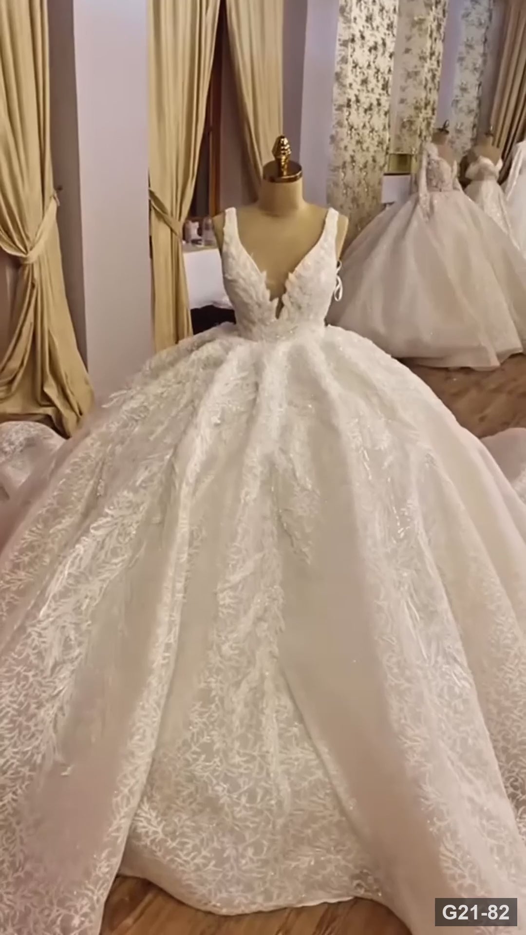 G21-082 robe de mariée princesse en dentelle ivoire avec traîne cathédrale