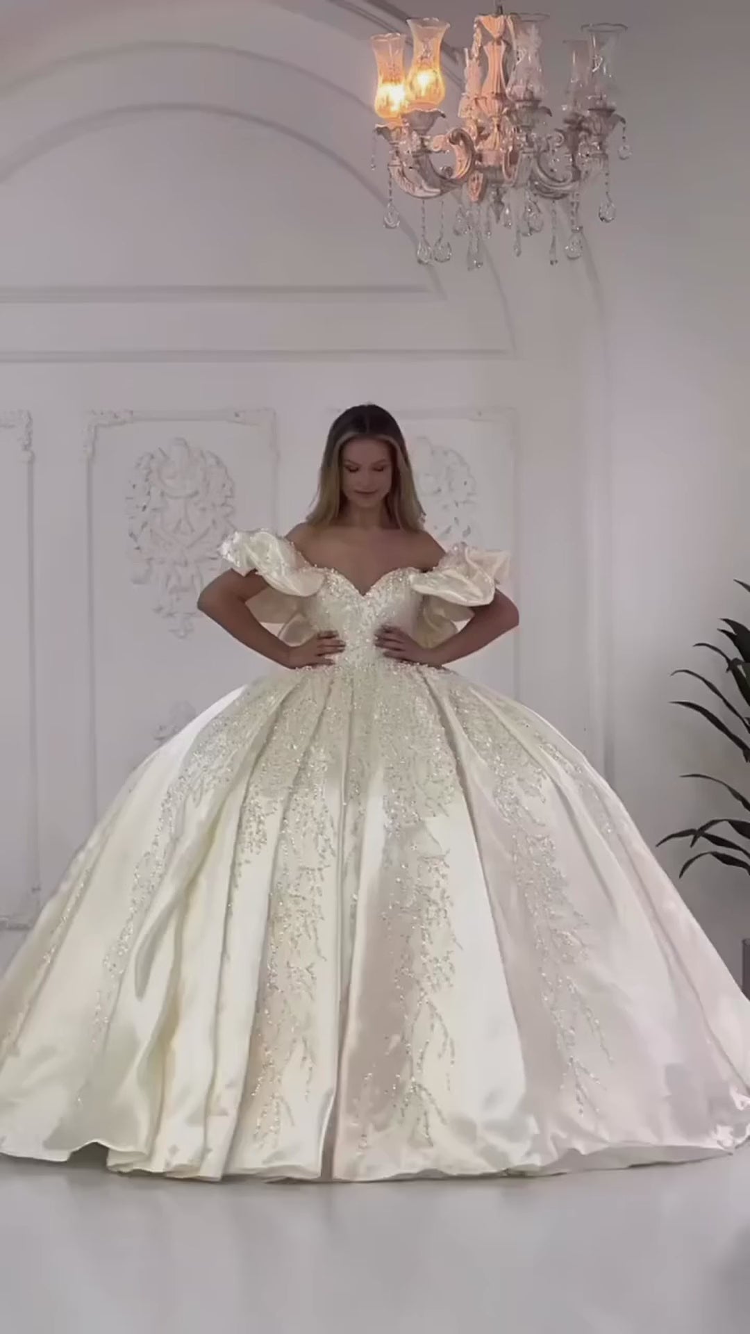 G21-031 robe de mariée princesse en dentelle ivoire avec traîne chapelle