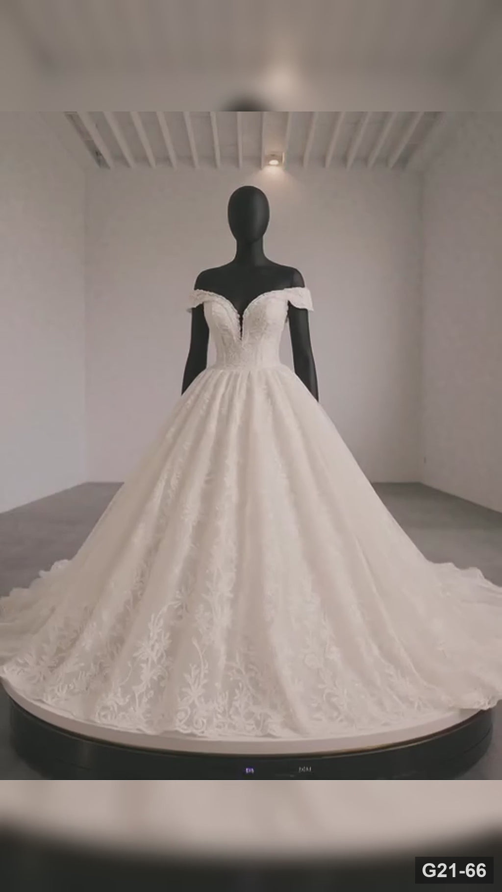 G21-066 robe de mariée princesse en dentelle ivoire avec traîne chapelle