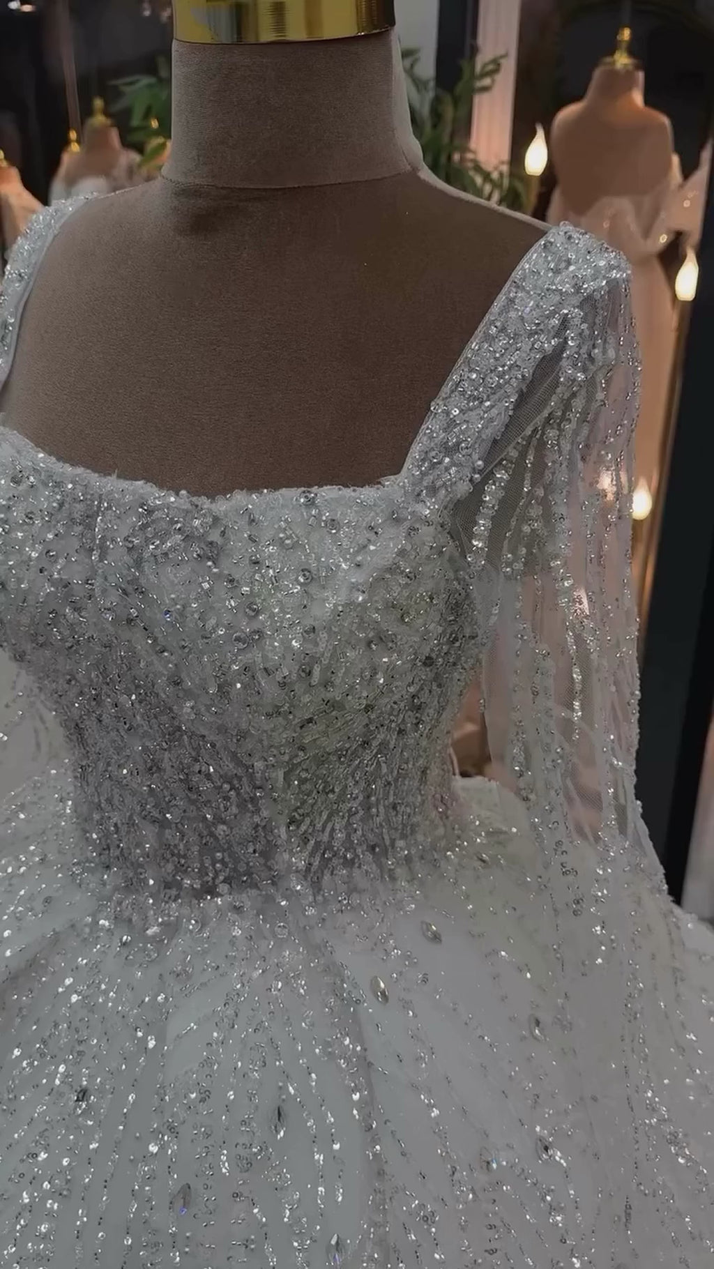 G21-105 robe de mariée princesse en dentelle ivoire avec traîne chapelle