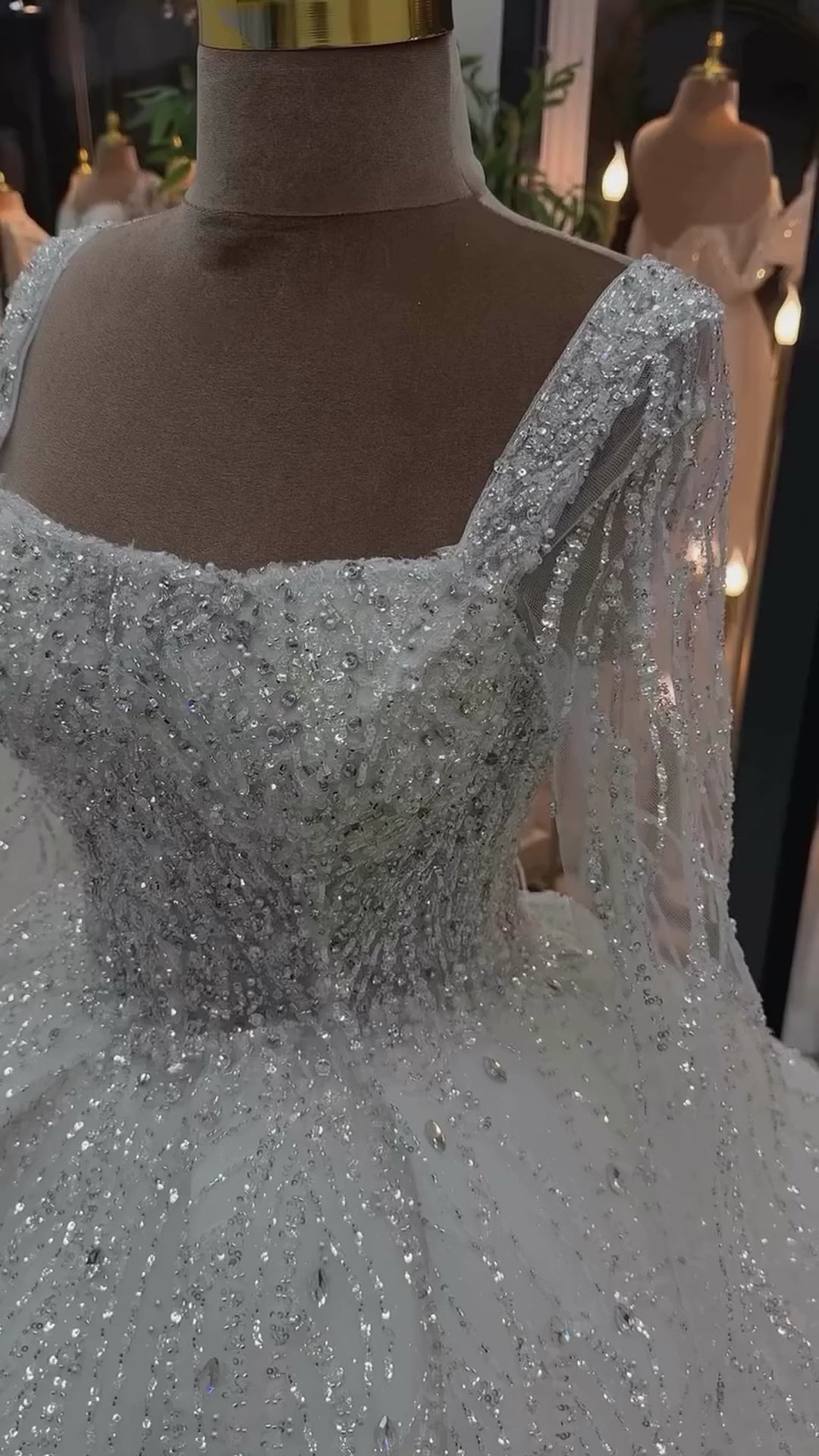 G21-105 robe de mariée princesse en dentelle ivoire avec traîne chapelle