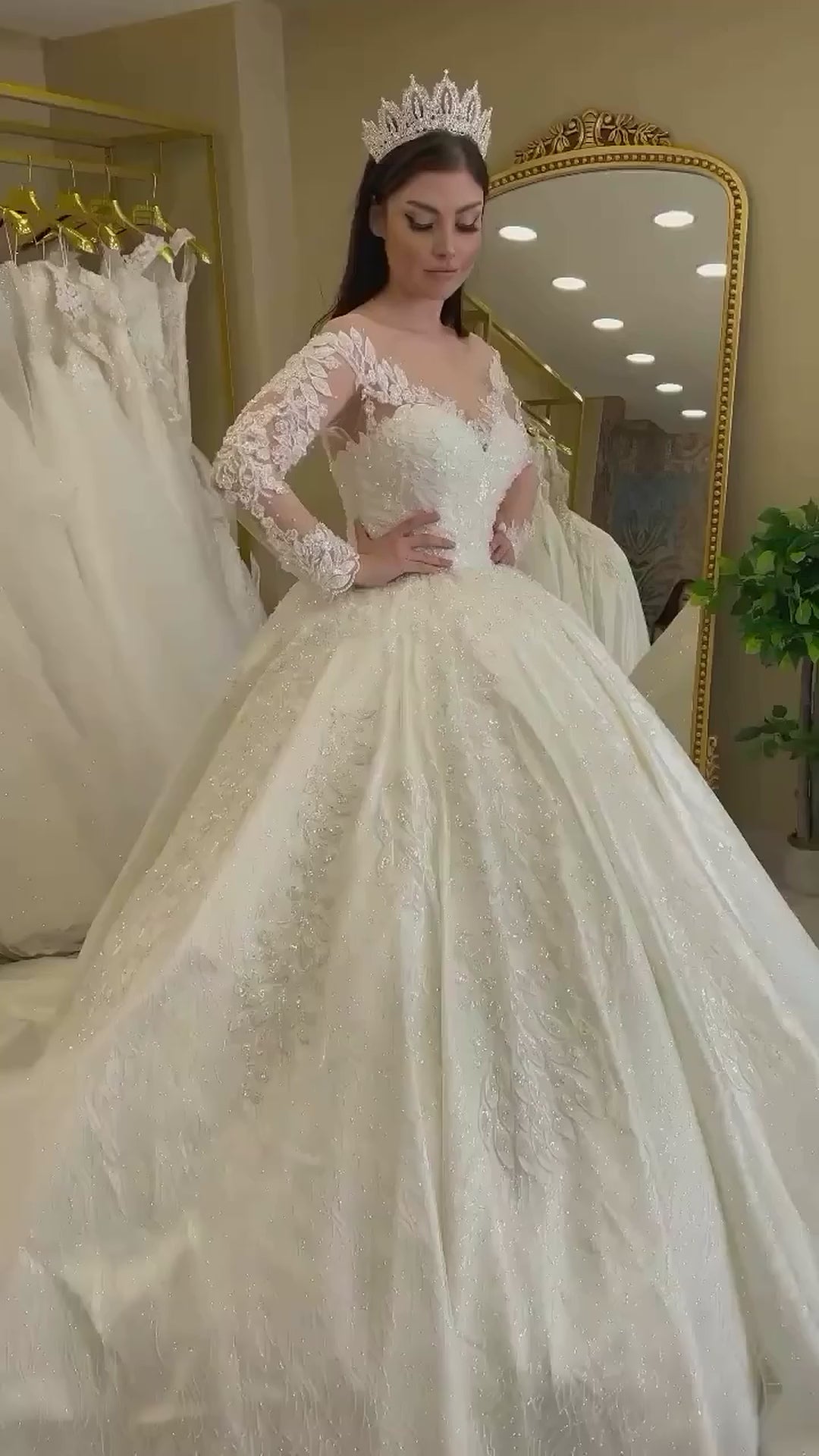G21-112 robe de mariée princesse en dentelle ivoire avec traîne chapelle